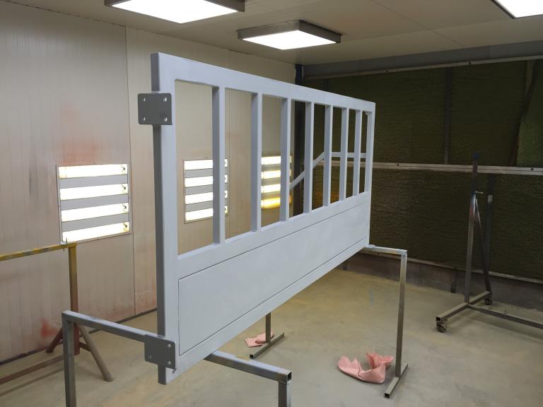 Fabrication et mise en peinture barrière de séparation