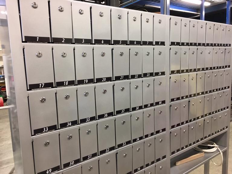 Meuble chargeurs de téléphones aéroport