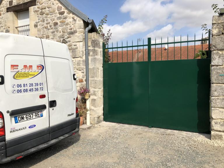 Fabrication, mise en peinture d'un portail type médiéval et pose d'un automatisme 