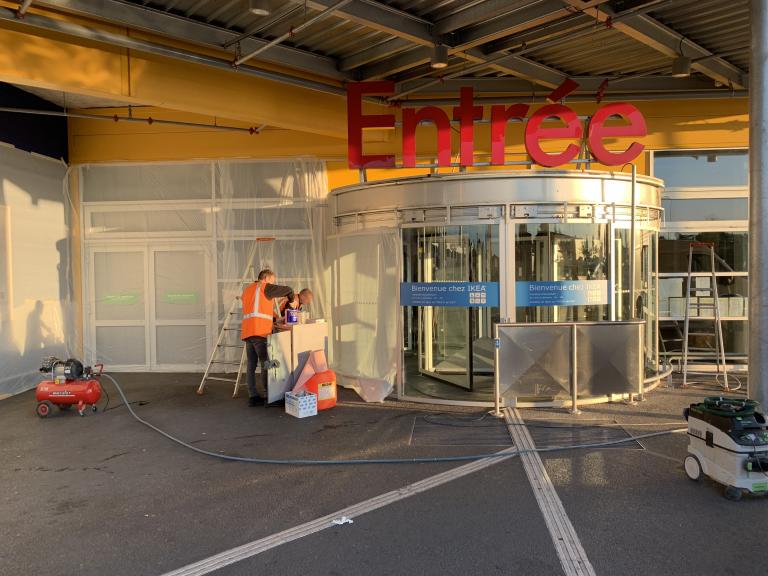 Remise en peinture sur place des tôles d'habillages du tourniquet de l'entrée magasin