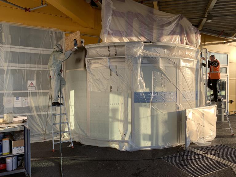 Remise en peinture sur place des tôles d'habillages du tourniquet de l'entrée magasin